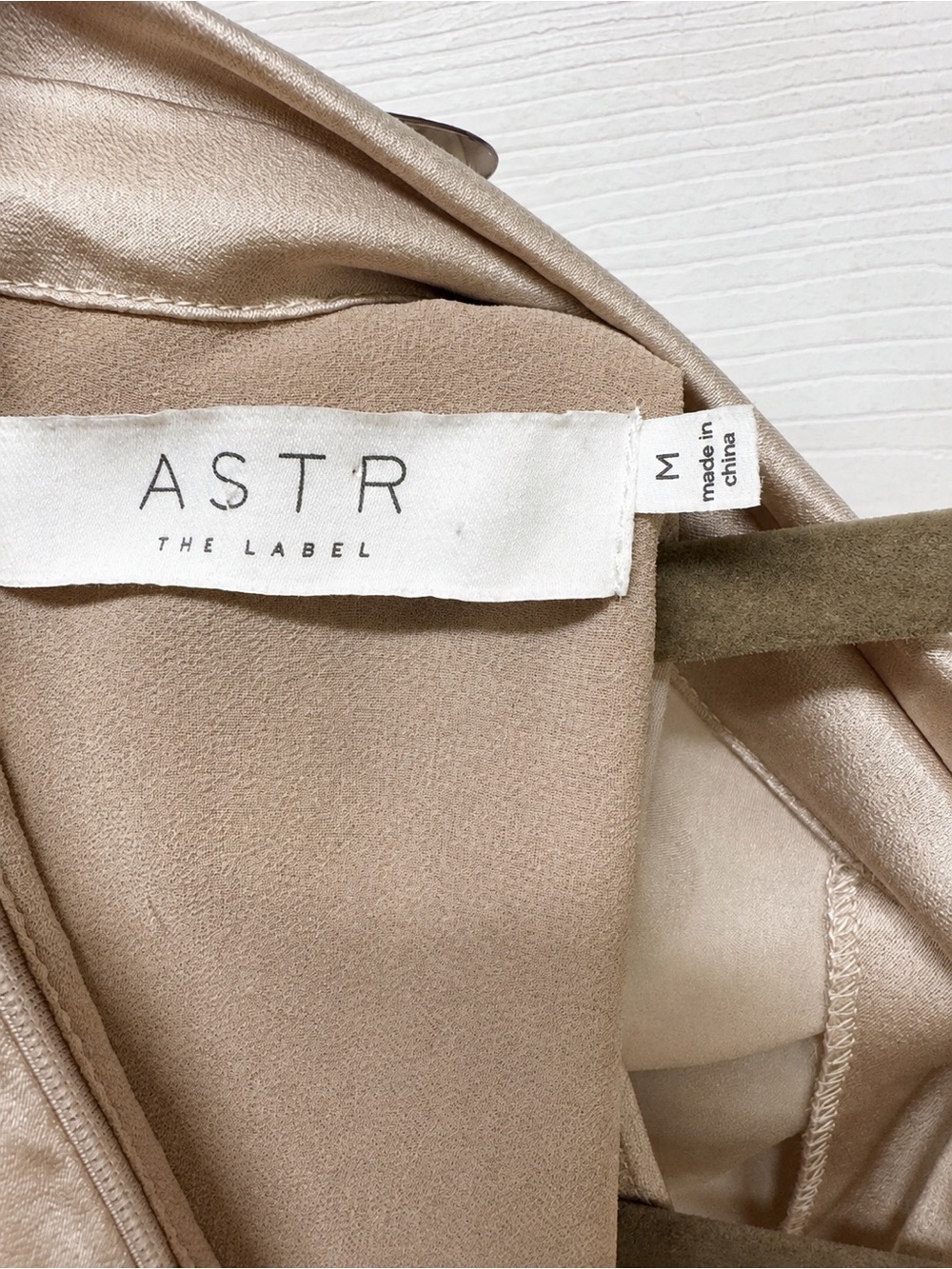 ASTR The Label Champagne Satin Tie Neck Puff Sleeve Blouse Size M - Picture 7 of 14
